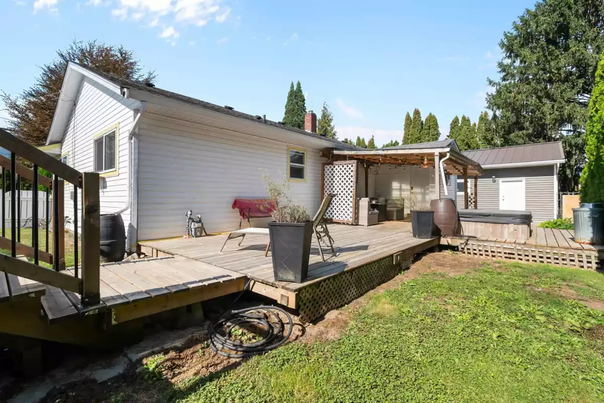 Swimming Pool Photo of 6350 Sumas Prairie Road, Sardis - Greendale, BC