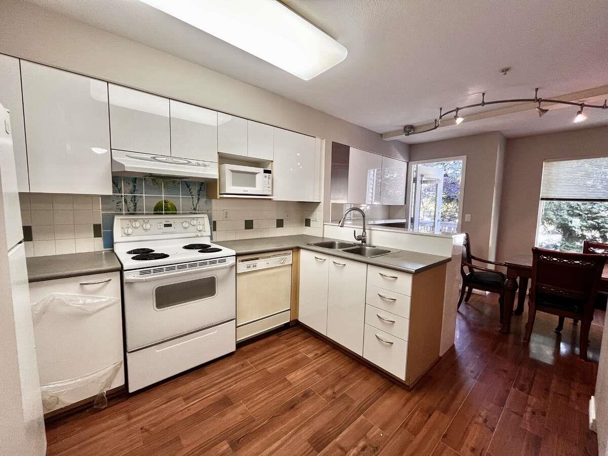 Kitchen Island Photo of 5 15355 26 Avenue, Surrey, BC