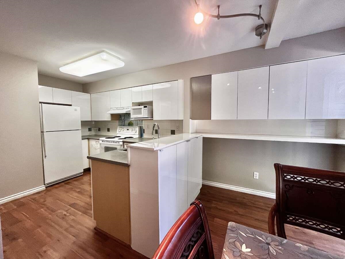 Kitchen Photo of 5 15355 26 Avenue, Surrey, BC