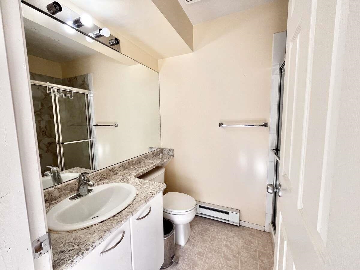 Primary Bathroom Photo of 5 15355 26 Avenue, Surrey, BC