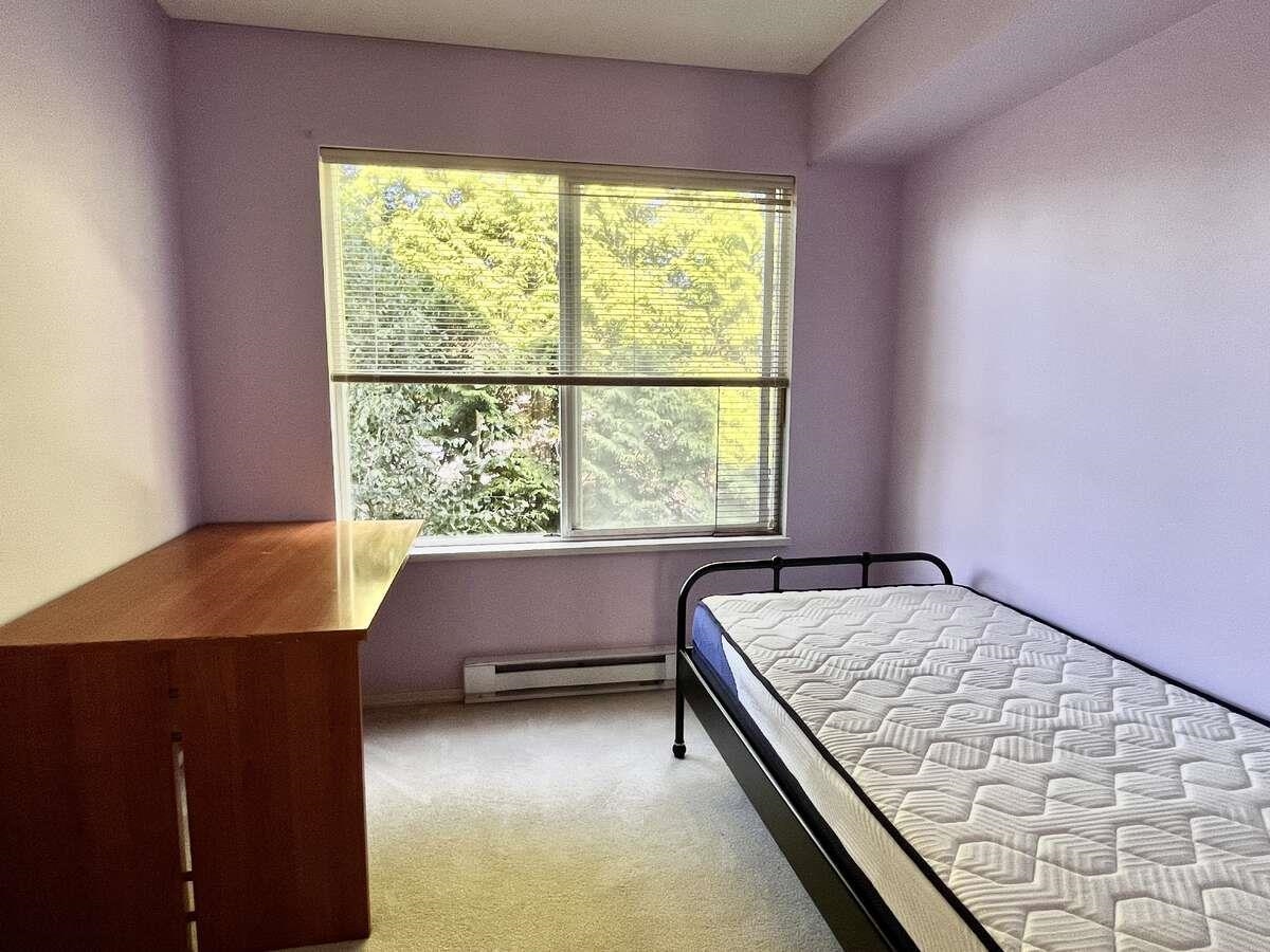 Walk-In Closet Photo of 5 15355 26 Avenue, Surrey, BC