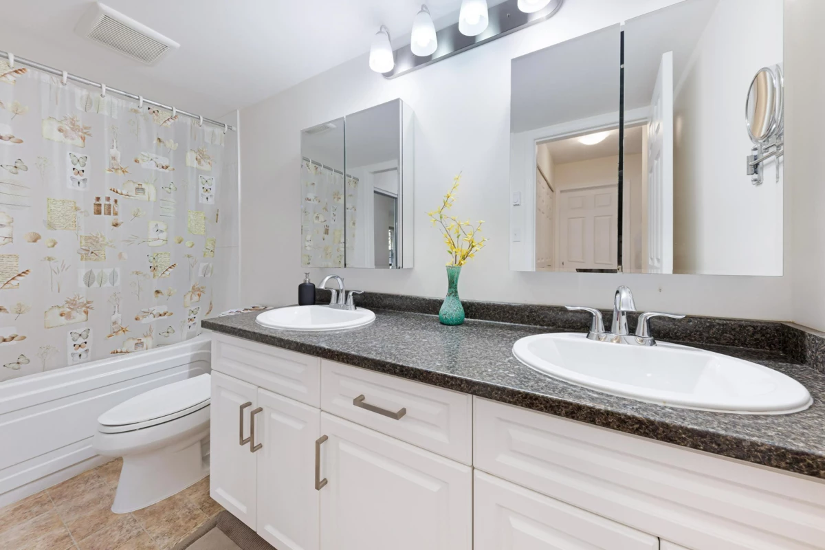 Primary Bathroom Photo of 303 3950 Linwood Street, Burnaby, BC