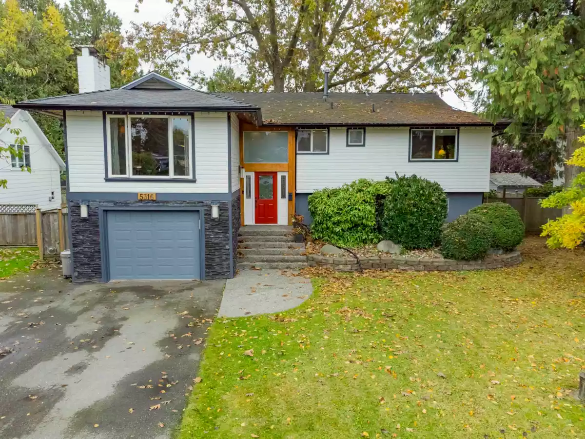 Entry Foyer Photo of 5316 Belair Drive, Tsawwassen, BC