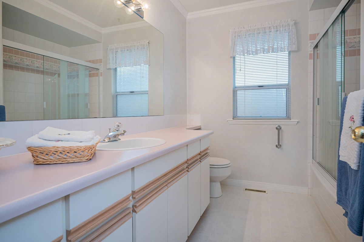 Entry Foyer Photo of 8459 142a Street, Surrey, BC