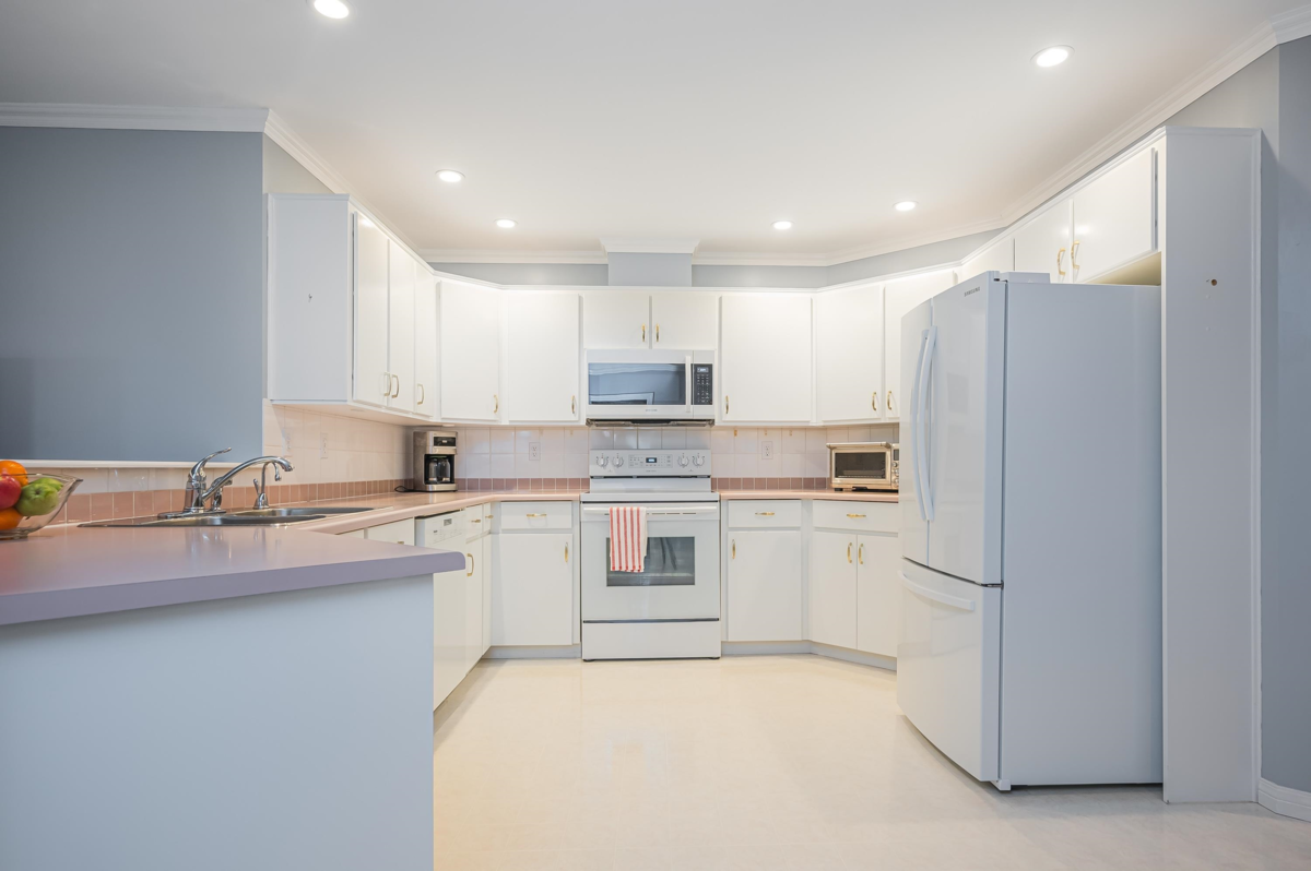Kitchen Island Photo of 8459 142a Street, Surrey, BC
