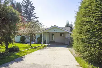 4781 Laurel Avenue, Sechelt, BC, Sechelt — Single Family Residence for sale