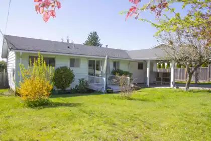 4781 Laurel Avenue, Sechelt, BC, Sechelt — Single Family Residence for sale