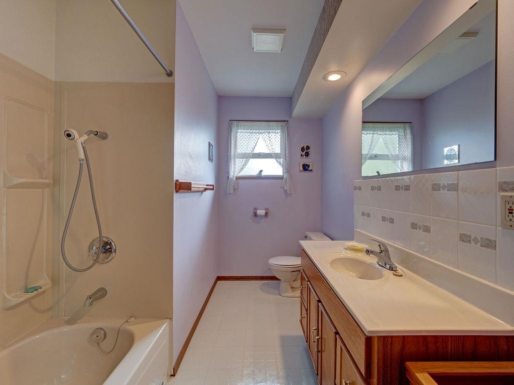 Entry Foyer Photo of 5642 Nickerson Road, Sechelt, BC