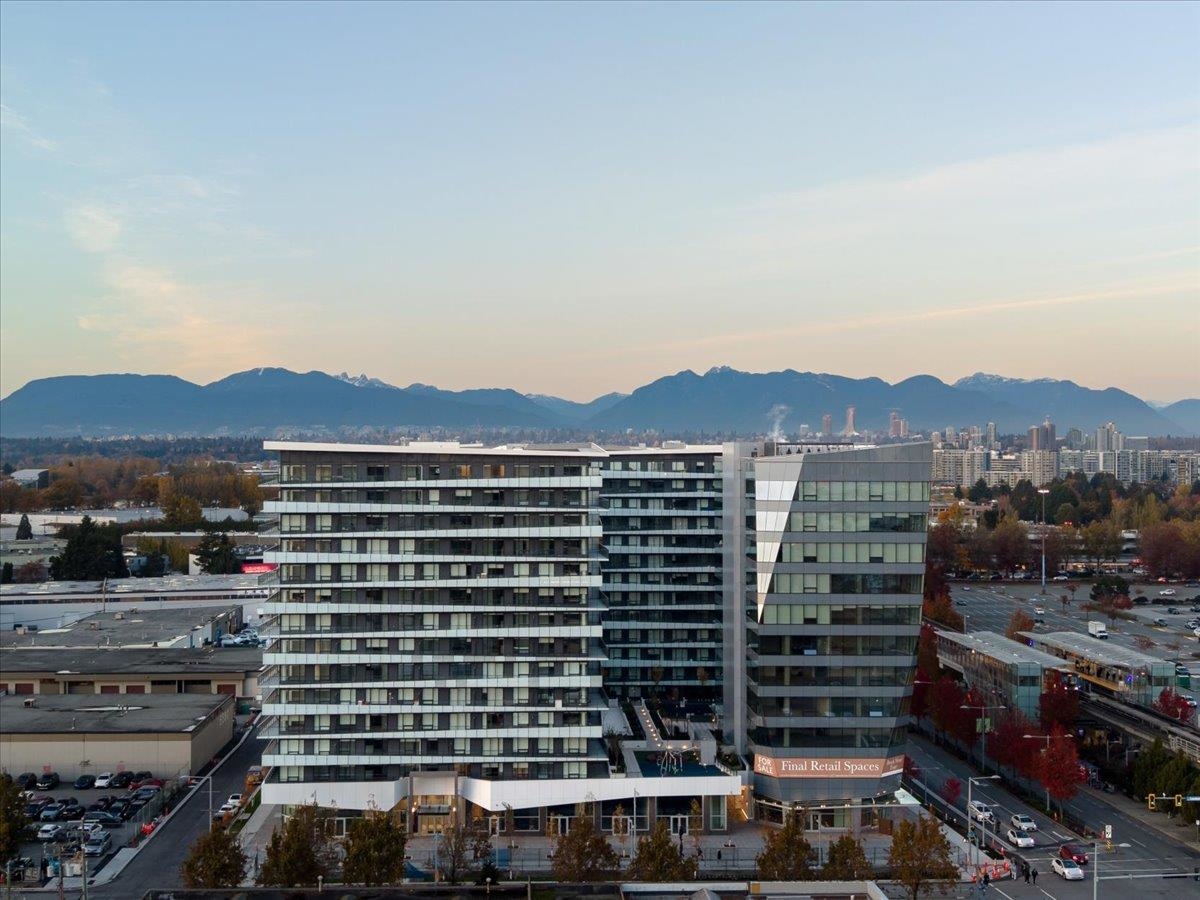 Kitchen Island Photo of PH1506 7977 Lansdowne Road, Richmond, BC