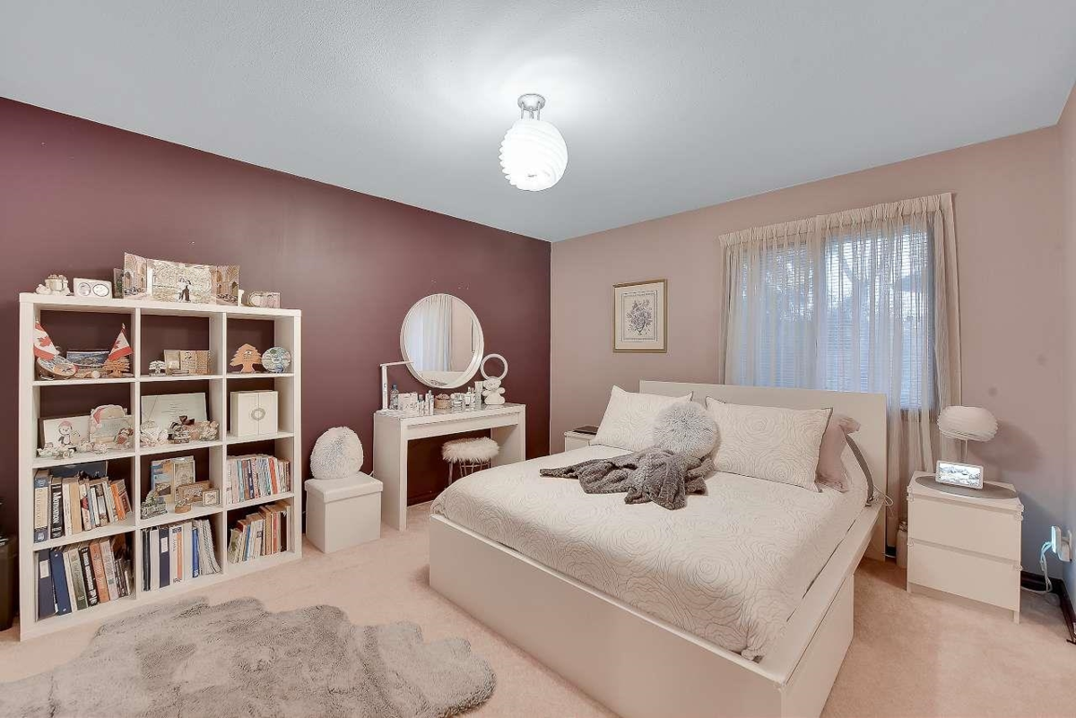 Laundry Room Photo of 14958 83a Avenue, Surrey, BC