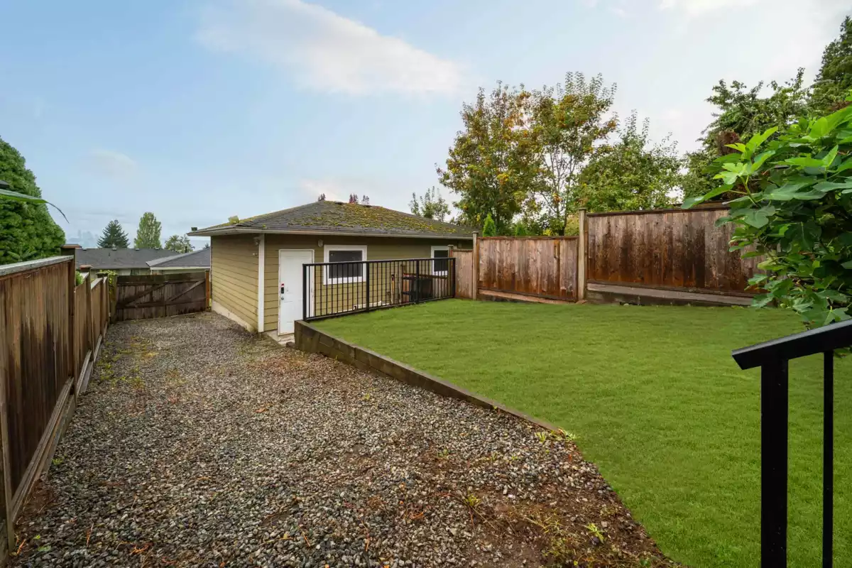 Garden / Landscaping Photo of 1126 Rochester Avenue, Coquitlam, BC