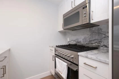 Walk-In Closet Photo of 1006 928 Richards Street, Vancouver, BC