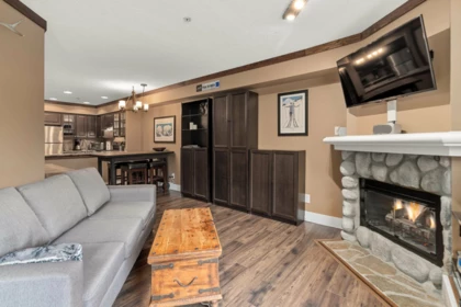 207 2050 Lake Placid Road, Whistler, BC, Whistler — Apartment/Condo for sale