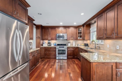 Kitchen Island Photo of 1122 Rochester Avenue, Coquitlam, BC