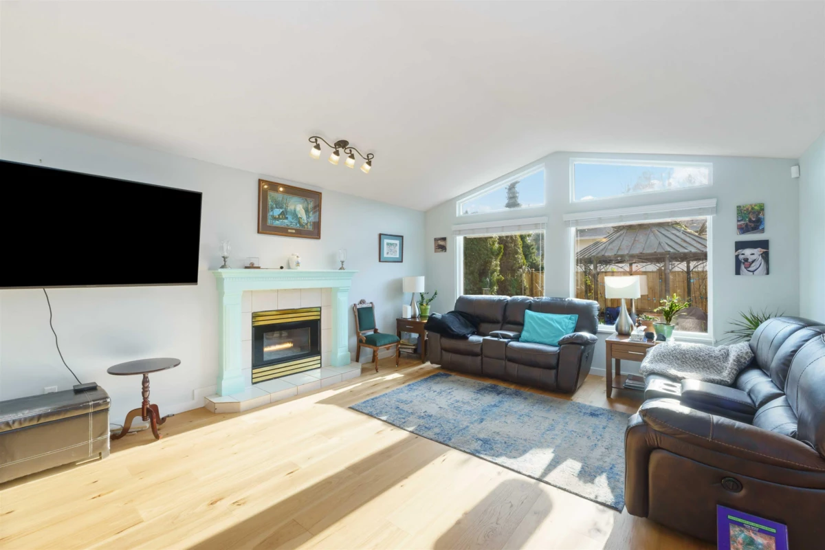 Kitchen Photo of 19379 Cusick Crescent, Pitt Meadows, BC