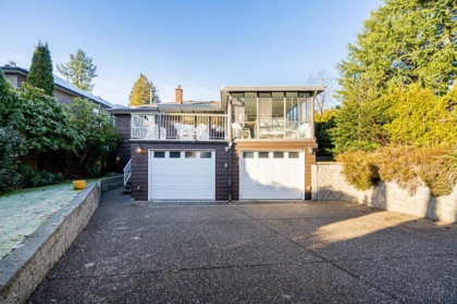 Entry Foyer Photo of 1910 Holdom Avenue, Burnaby, BC