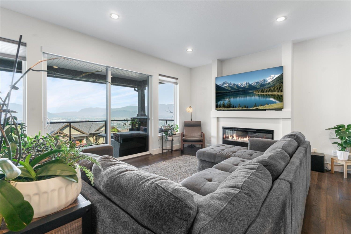 Kitchen Island Photo of 5486 Maclachlan Place, Chilliwack, BC