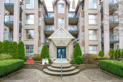 Swimming Pool Photo of 107 20237 54 Avenue, Langley, BC