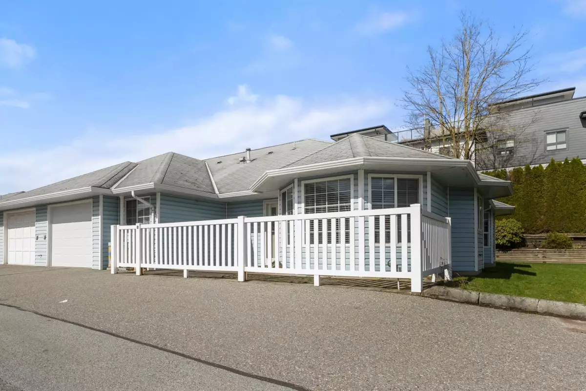 Kitchen Photo of 8 1450 Mccallum Road, Abbotsford, BC