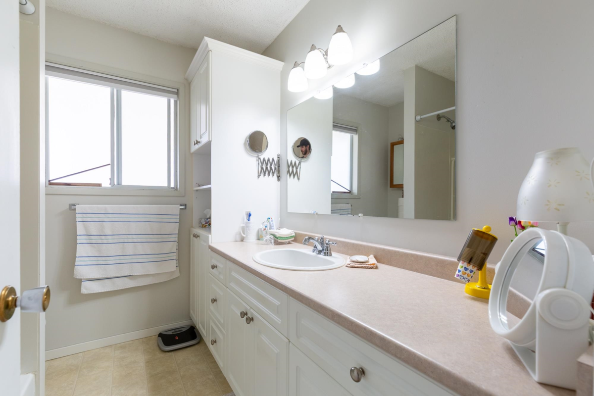 Entry Foyer Photo of 9574 Johnson Street, Chilliwack, BC