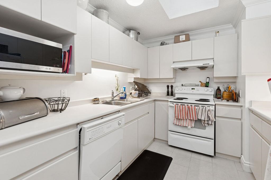 Kitchen Island Photo of 6561 Pinehurst Drive, Vancouver, BC