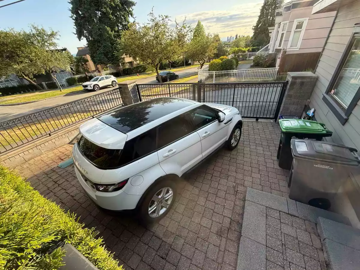 Breakfast Nook Photo of 7689 Jasper Crescent, Vancouver, BC
