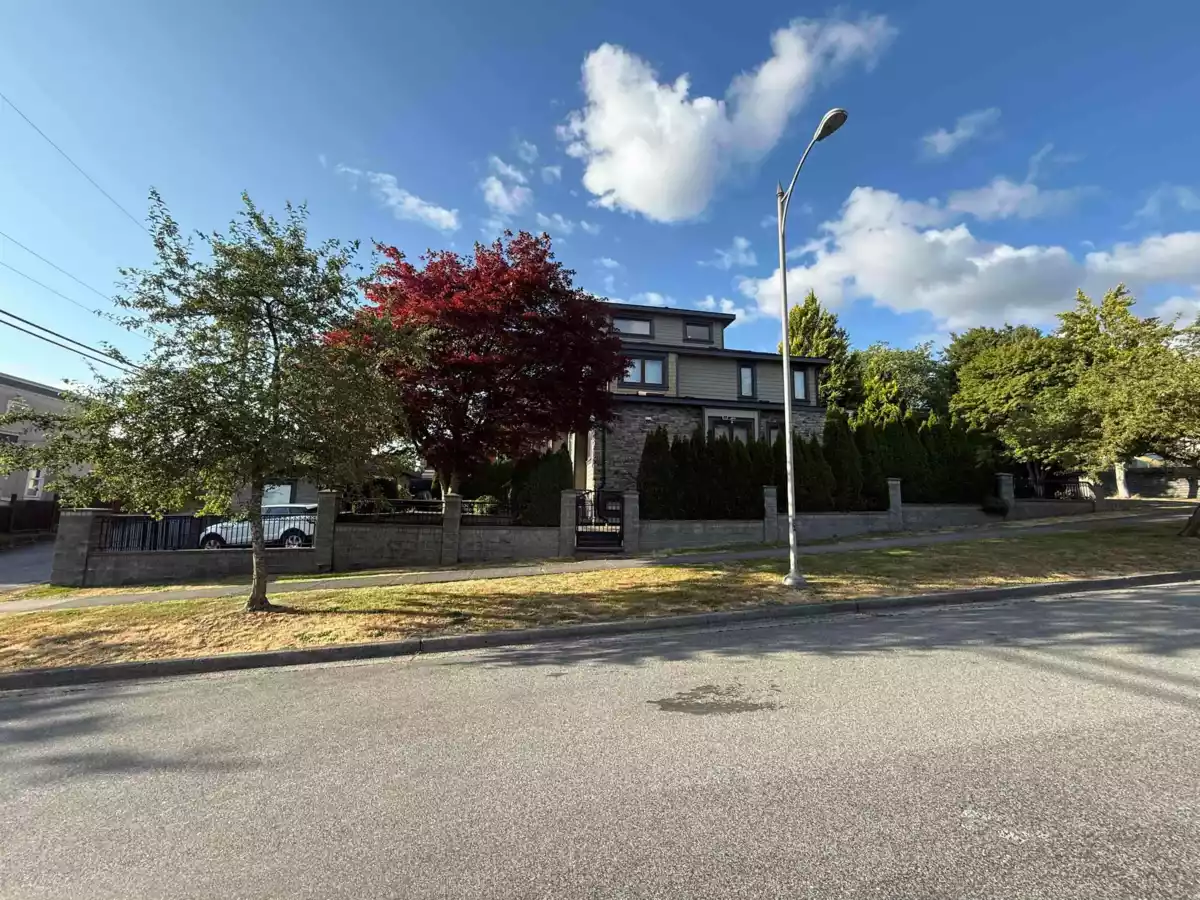 Living Room Photo of 7689 Jasper Crescent, Vancouver, BC