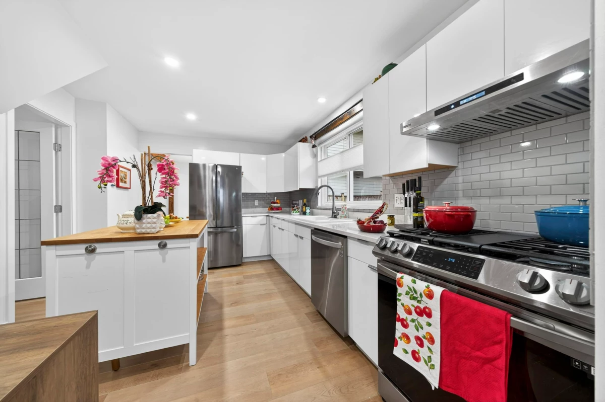 Walk-In Closet Photo of 2005 London Street, New Westminster, BC