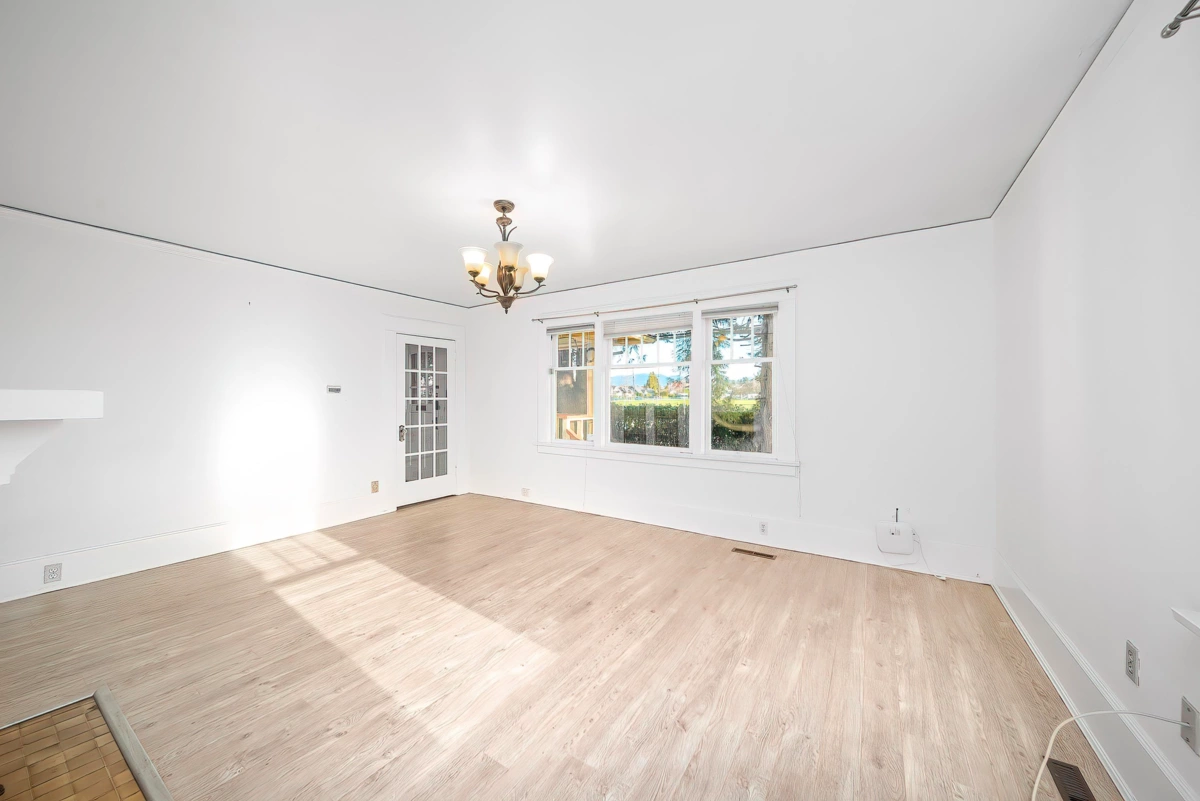 Dining Area Photo of 726 Tenth Street, New Westminster, BC