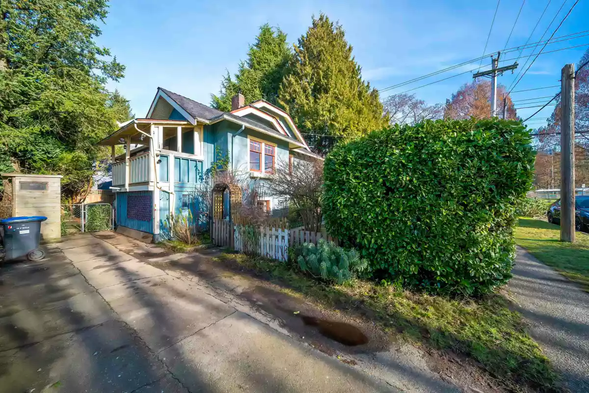 Front Yard Photo of 726 Tenth Street, New Westminster, BC