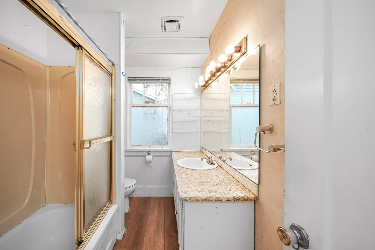 Walk-In Closet Photo of 726 Tenth Street, New Westminster, BC