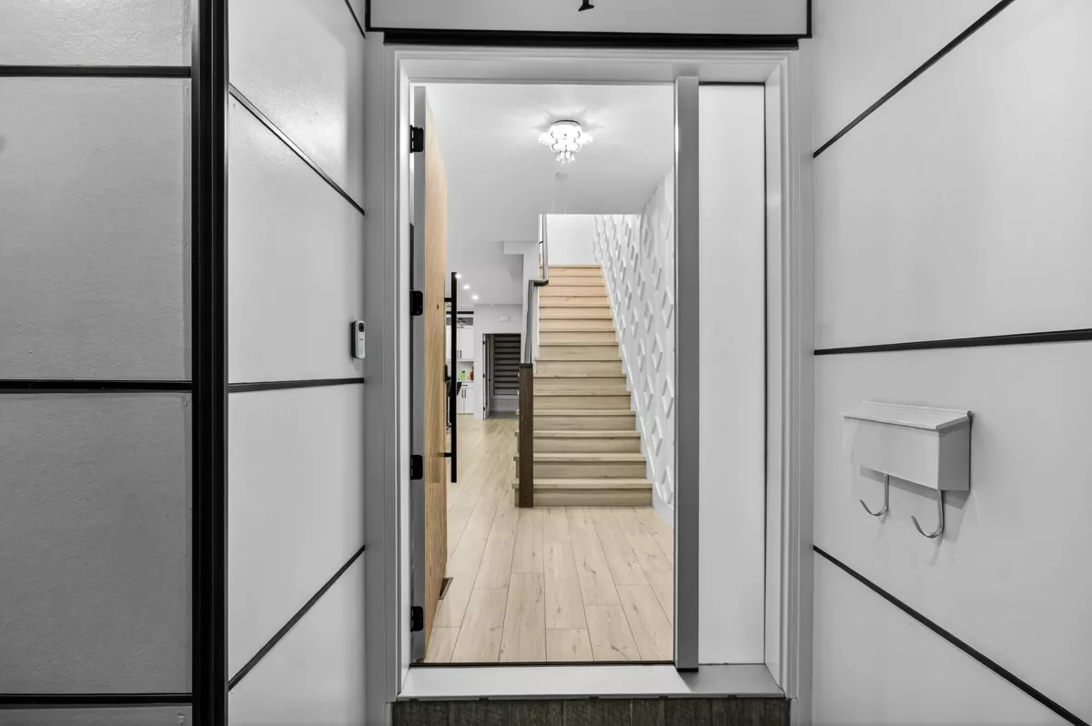 Kitchen Island Photo of 33225 5 Avenue, Mission, BC