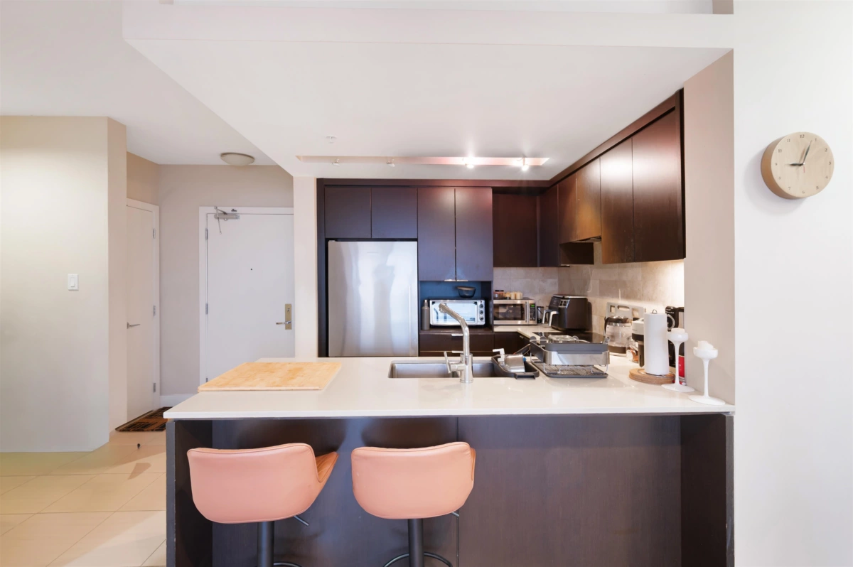 Kitchen Island Photo of 1304 1320 Chesterfield Avenue, North Vancouver, BC