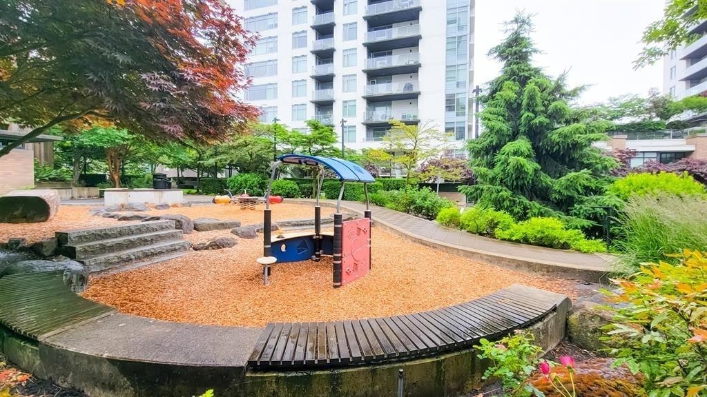 Outdoor Deck Photo of 1304 1320 Chesterfield Avenue, North Vancouver, BC
