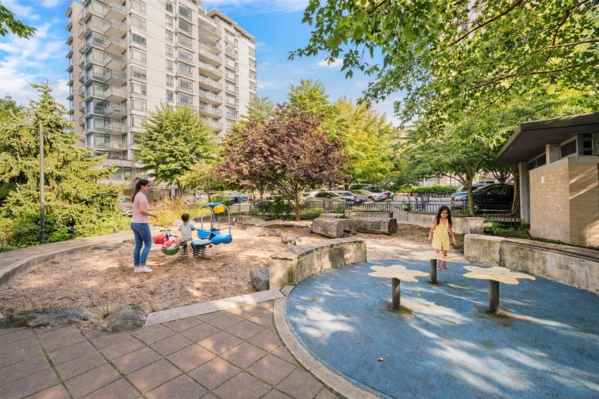 Outdoor Patio Photo of 1304 1320 Chesterfield Avenue, North Vancouver, BC