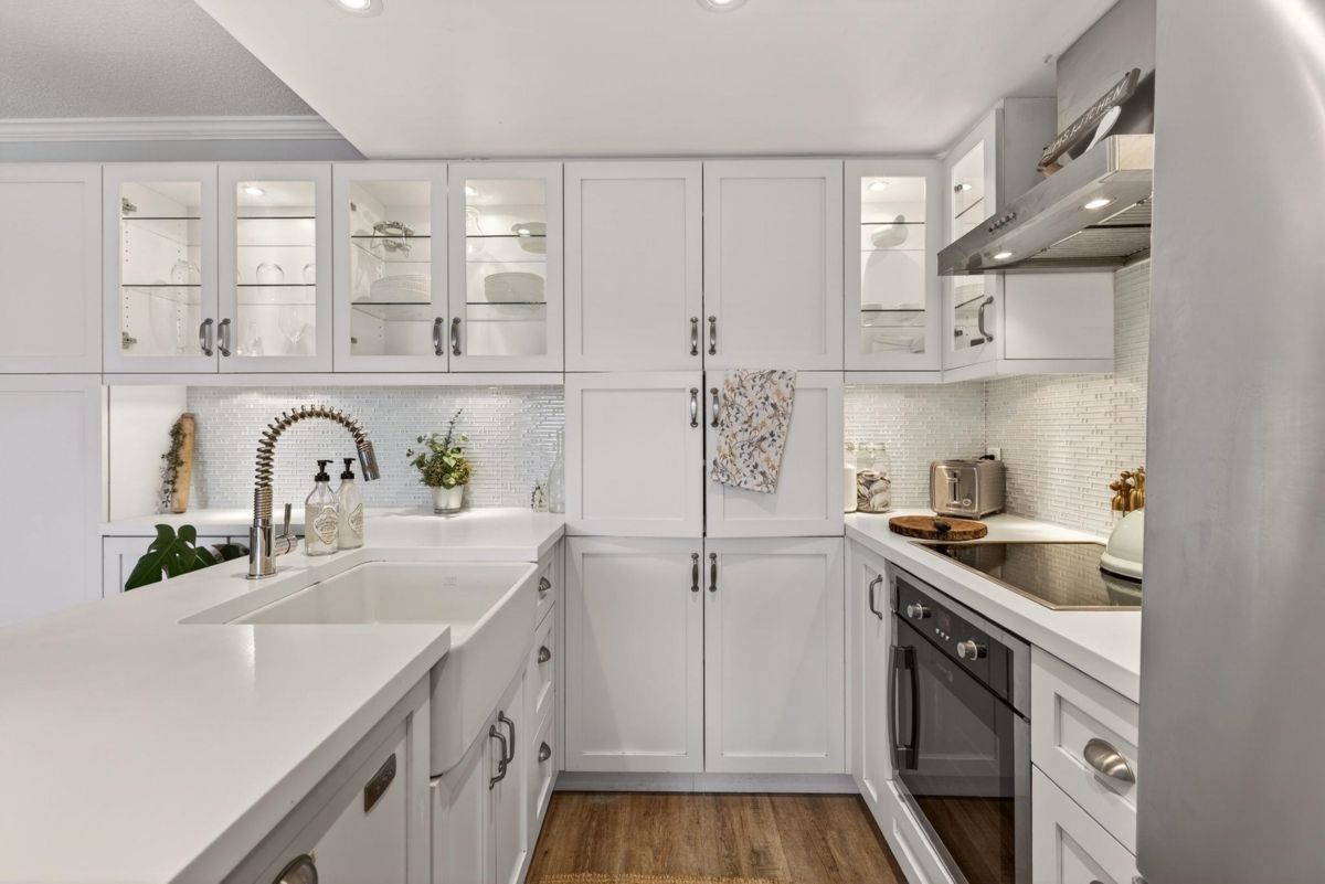 Kitchen Island Photo of 1108 1060 Alberni Street, Vancouver, BC