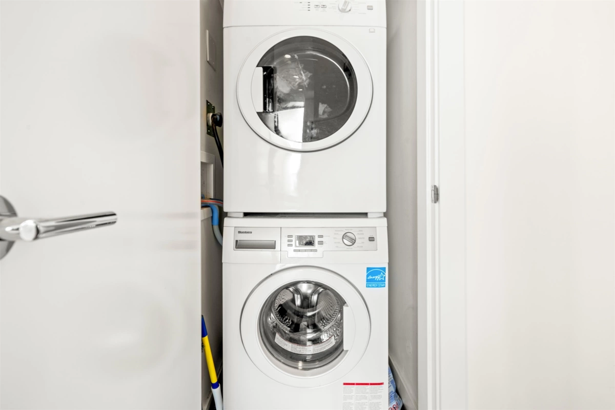 Entry Foyer Photo of 1801 188 Agnes Street, New Westminster, BC