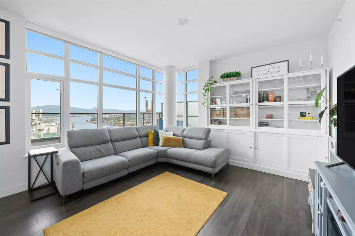 Walk-In Closet Photo of 1801 188 Agnes Street, New Westminster, BC