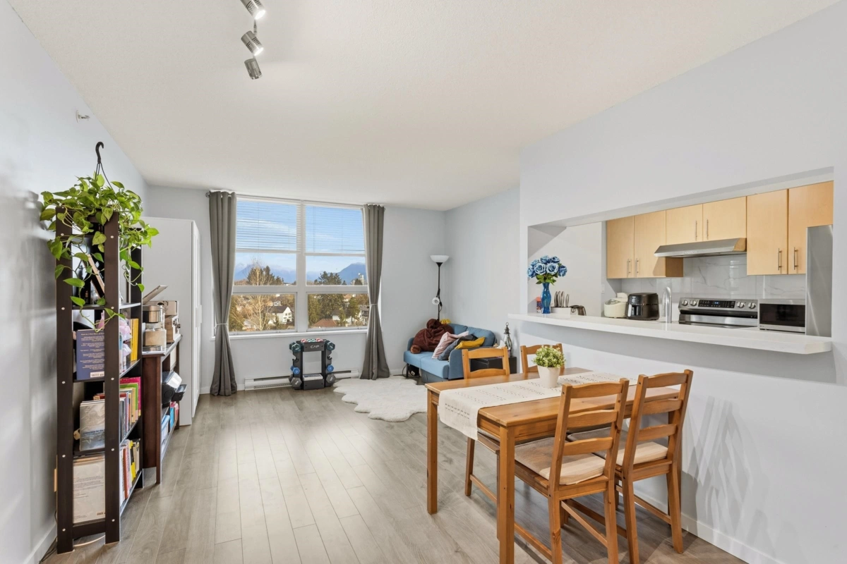 Kitchen Photo of 1101 3663 Crowley Drive, Vancouver, BC