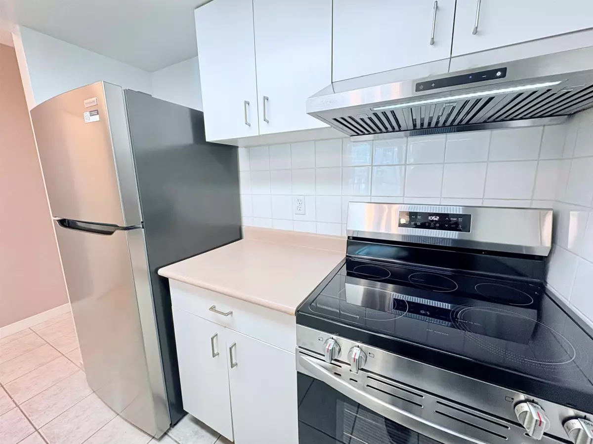 Kitchen Island Photo of 504 789 Drake Street, Vancouver, BC