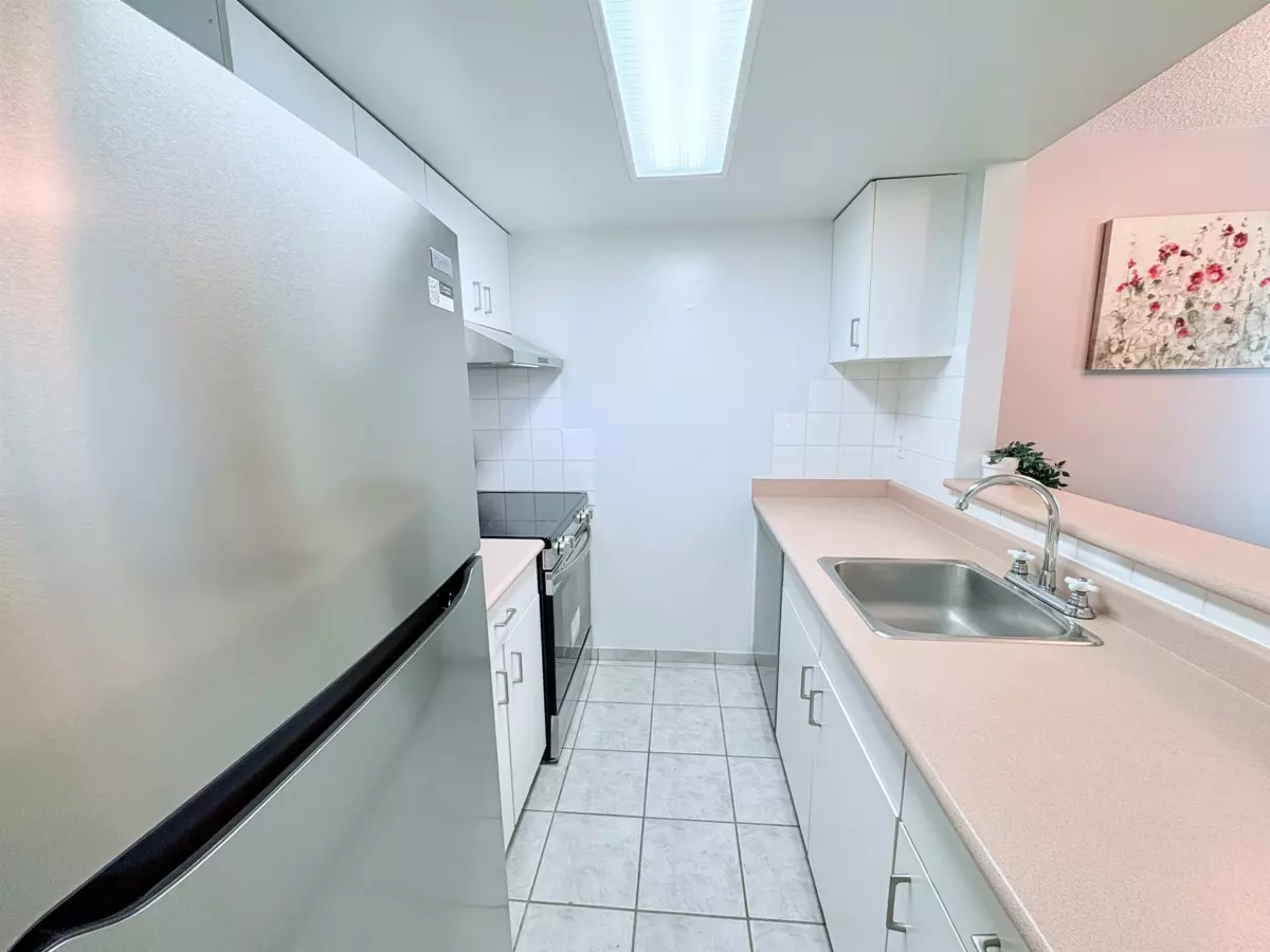 Kitchen Photo of 504 789 Drake Street, Vancouver, BC