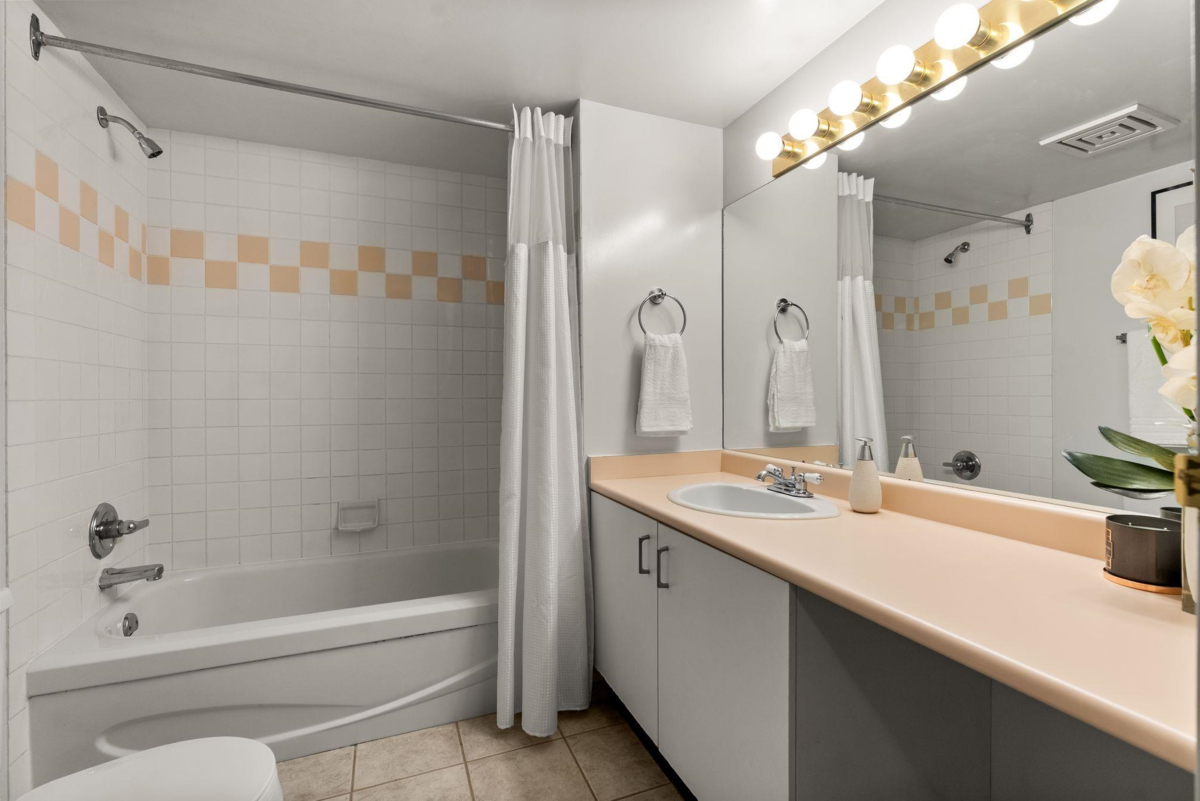 Powder Room Photo of 504 789 Drake Street, Vancouver, BC