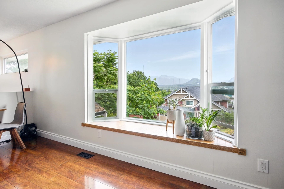 Breakfast Nook Photo of 2317 St George Street, Port Moody, BC
