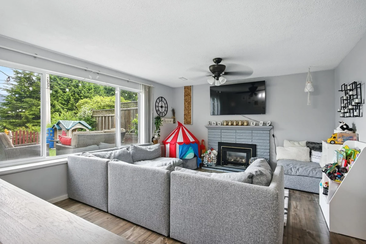 Entry Foyer Photo of 2317 St George Street, Port Moody, BC