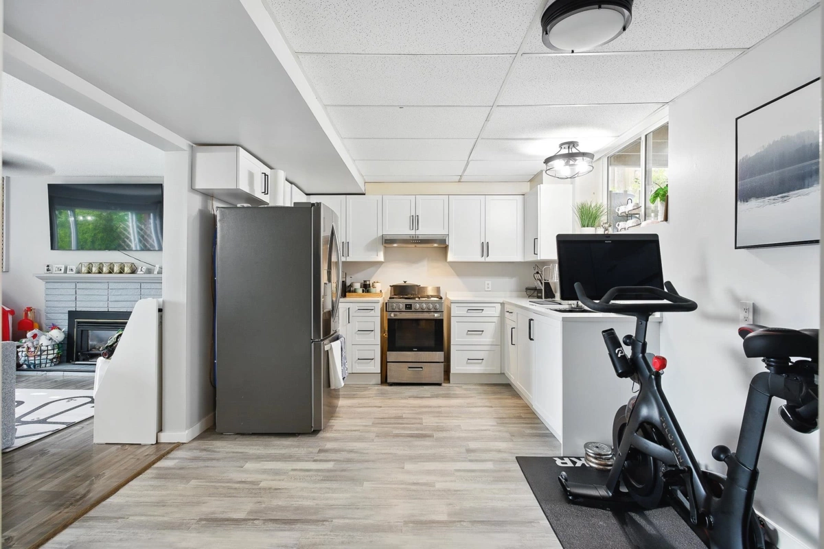 Hallway Photo of 2317 St George Street, Port Moody, BC