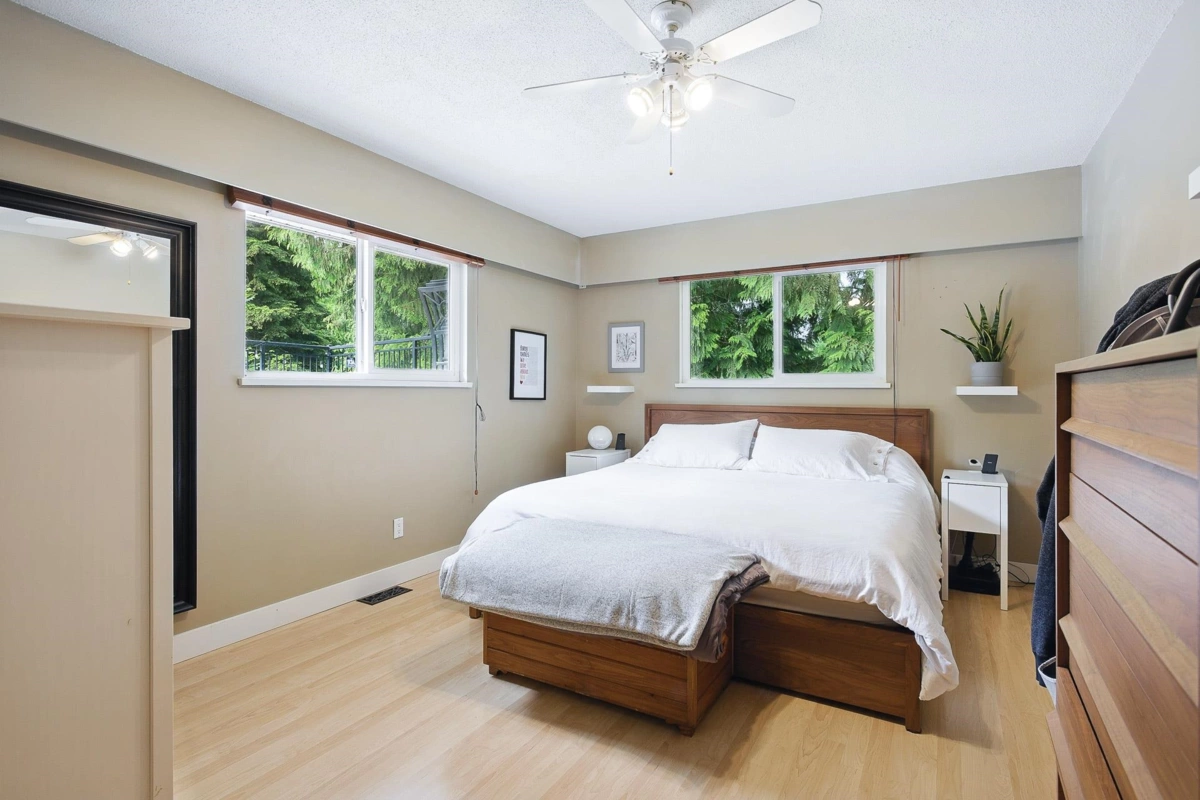 Powder Room Photo of 2317 St George Street, Port Moody, BC