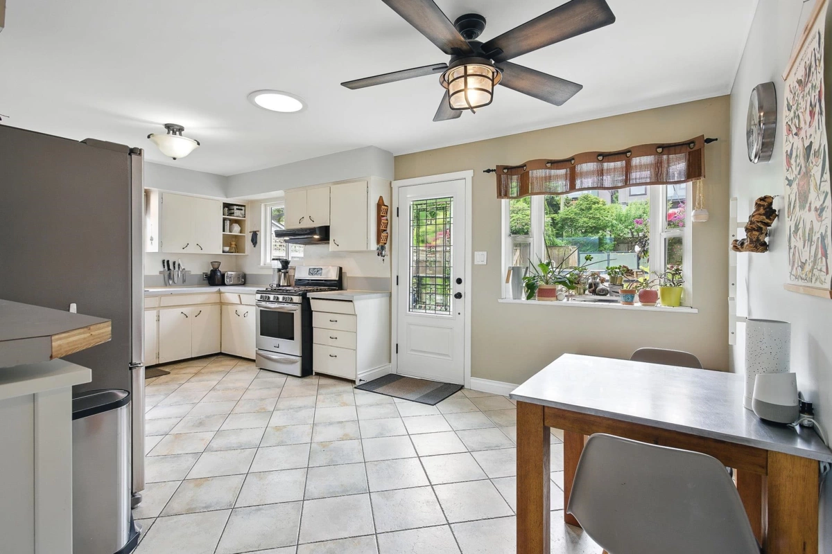 Walk-In Closet Photo of 2317 St George Street, Port Moody, BC