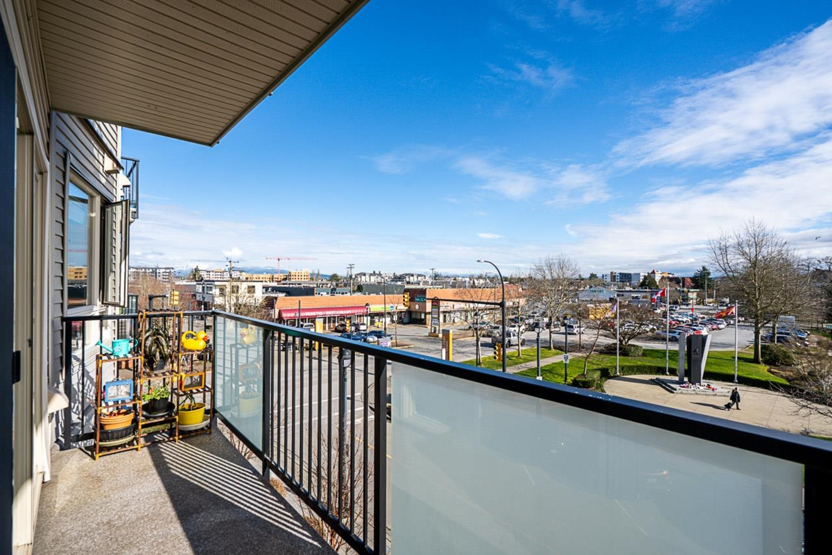 Entry Foyer Photo of 309 20460 Douglas Crescent, Langley, BC