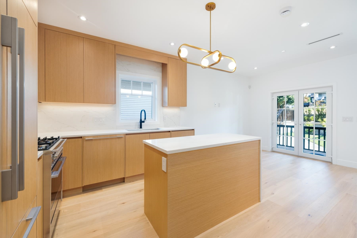 Kitchen Photo of 263 W 6th Street, North Vancouver, BC