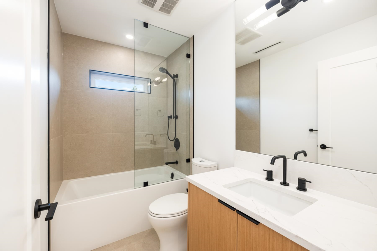 Walk-In Closet Photo of 263 W 6th Street, North Vancouver, BC